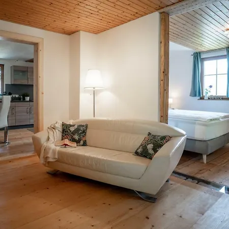 Lakeview Apartment *